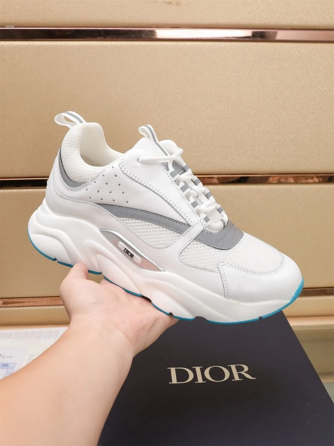 Men's shoes 💰P460💰【Dior】Dior✨ is online at the same time👏 This casual sneaker is a new product in the series and continues Di*r's classic style. The upper is made of original mesh and cow leather, with a two-color textured outsole, and the brand's iconic details on the rear collar and heel to enhance the style. Fashionable and versatile. Wear it with jeans or slacks for a casual look. Size: 38-44 (45 customized)